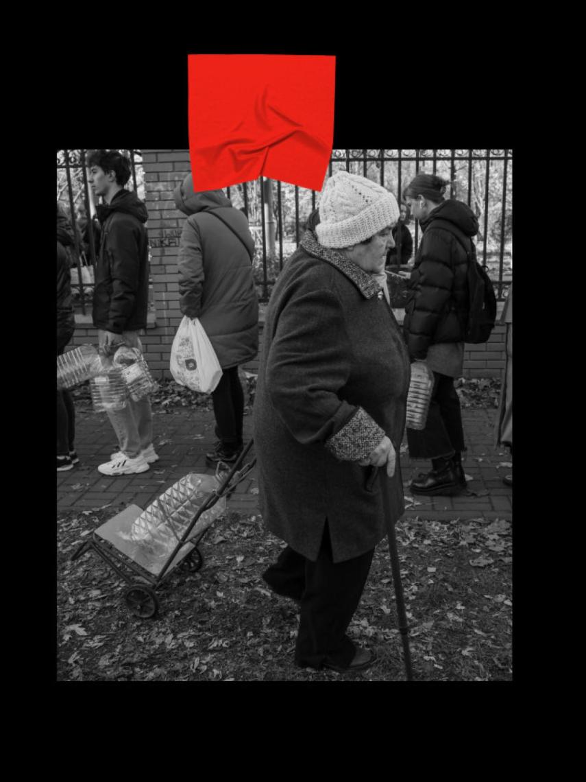 Una anciana carga con una garrafa de agua en Kyiv.