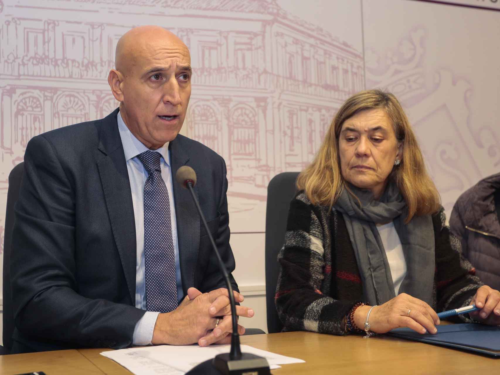 El alcalde de León, José Antonio Diez, y la secretaria del Banco de Alimentos, Juani Pérez, firman un convenio de colaboración, este lunes.