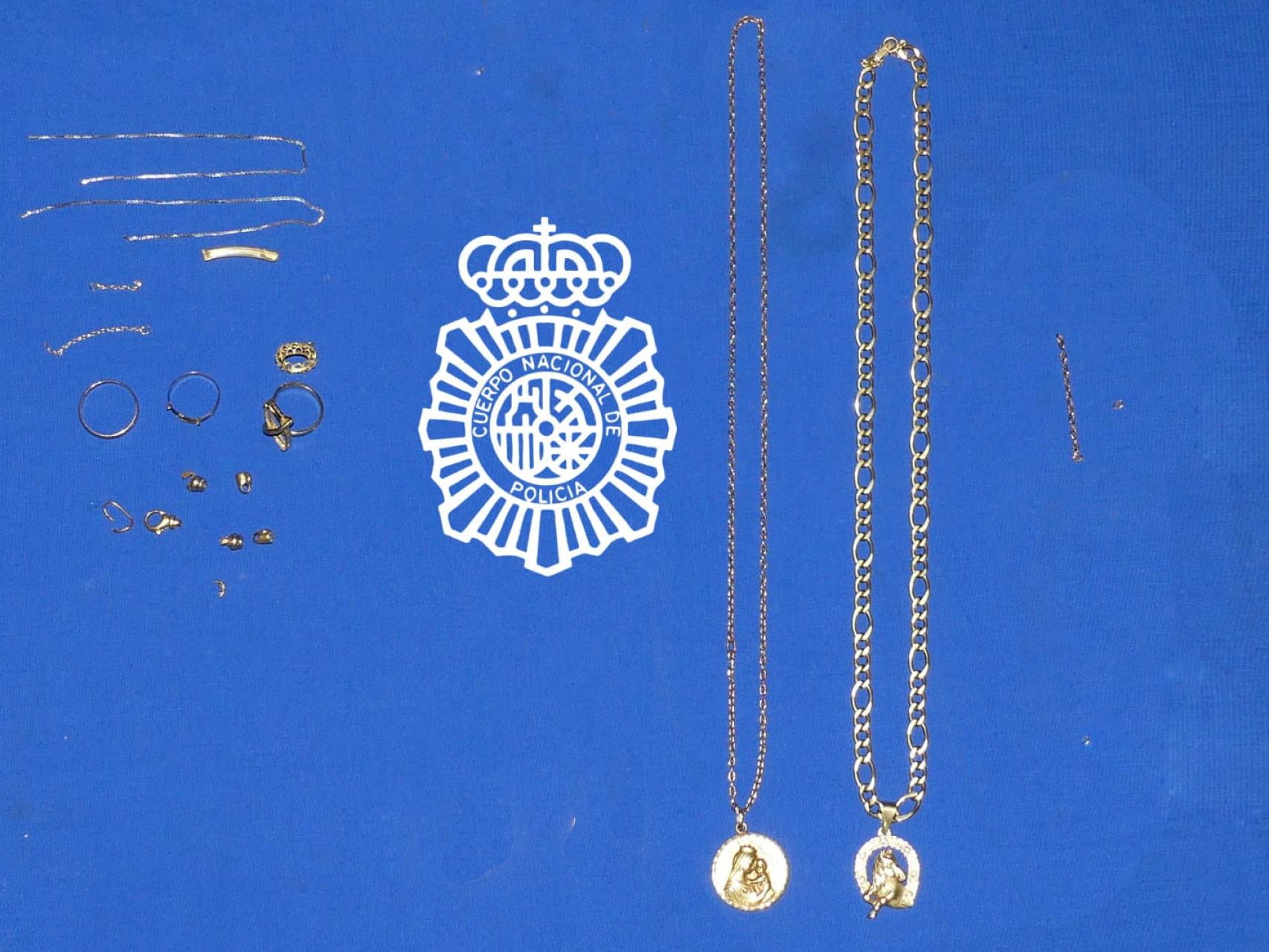 Imagen de las joyas de oro robadas en un domicilio de Salamanca.