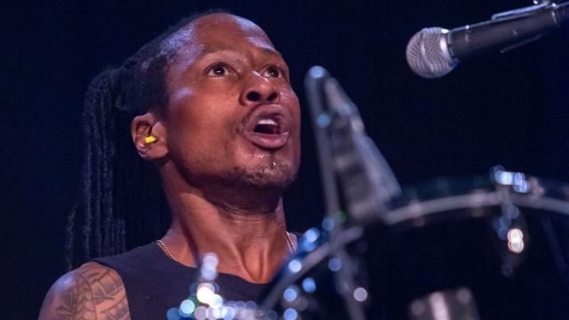 El batería D.H. Peligro, durante un concierto.