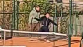 Captura del vídeo en el que un padre maltrata a su hija tras un entrenamiento de tenis