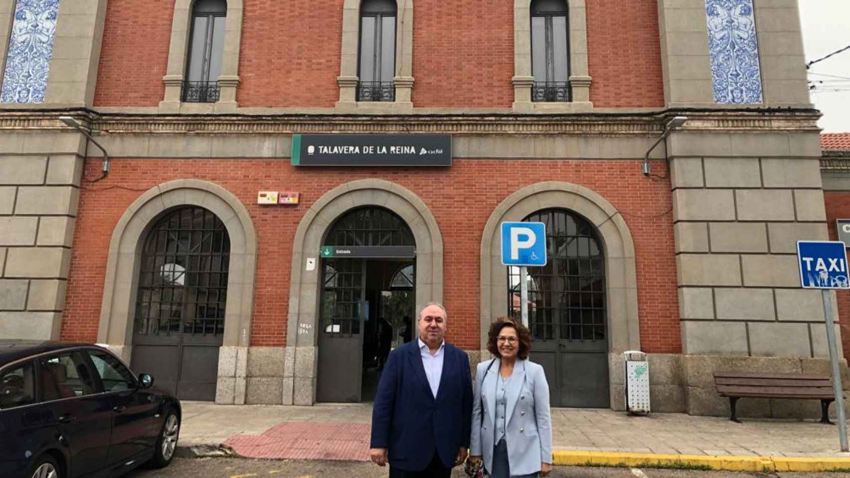 Carmen Riolobos y Vicente Tirado, este lunes ante la estación del tren de Talavera