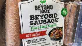 Un paquete de salchichas veganas de Beyond Meat en un supermercado de California.