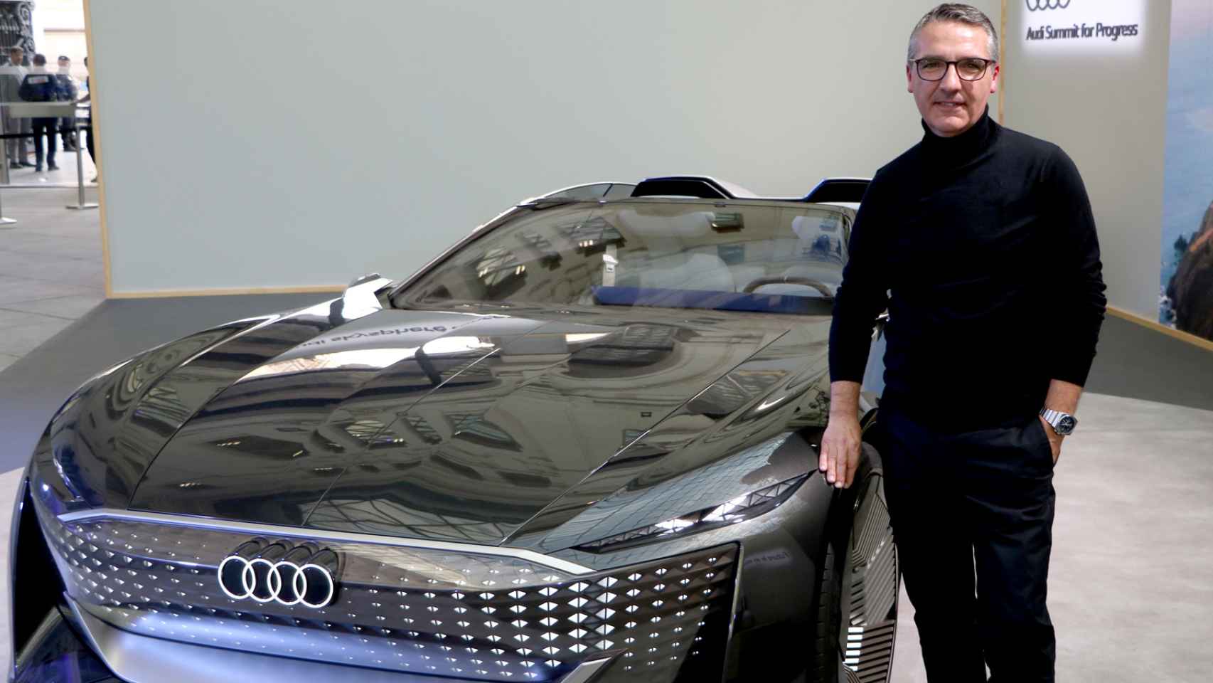 El jefe de iluminación de Audi junto con uno de los prototipos que llevan sus faros.