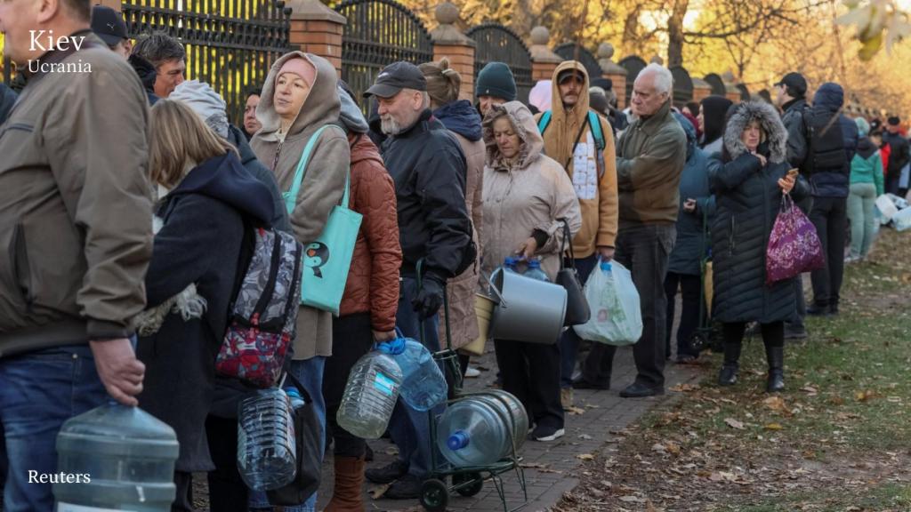 Ciudadanos recogen agua en Kiev