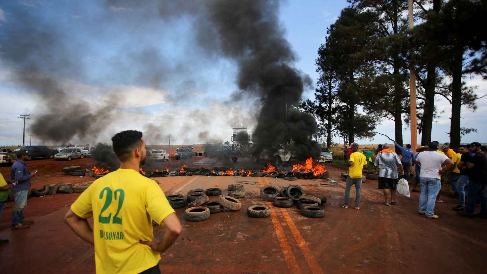 Camioneros y seguidores de Bolsonaro bloquean una carretera en Brasil.