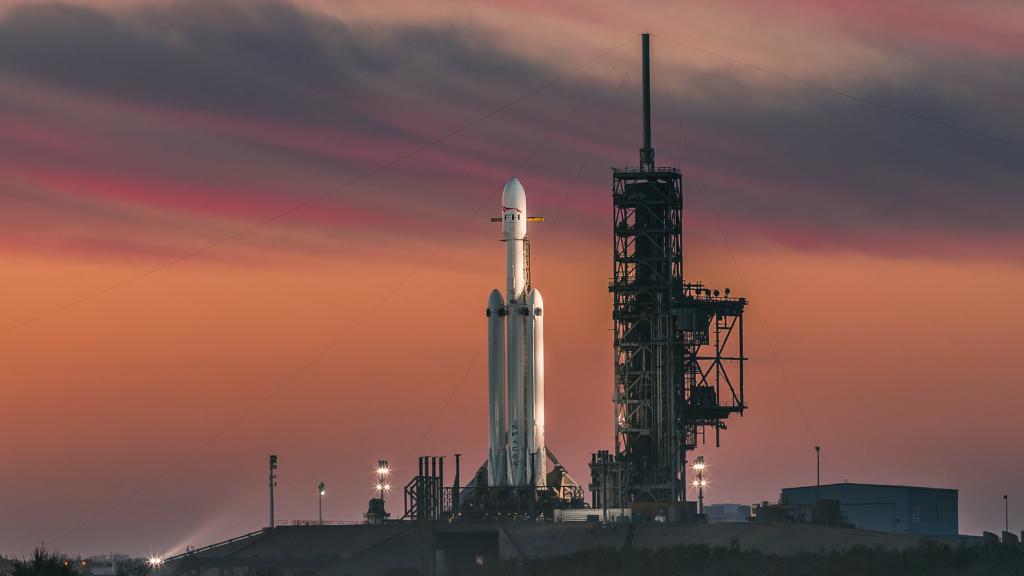 Falcon Heavy en la plataforma de lanzamiento