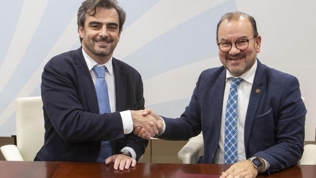 O vicepresidente segundo y conselleiro de Presidencia, Xustiza e Deportes, Diego Calvo, con el rector de la Universidade de Santiago de Compostela, Antonio López