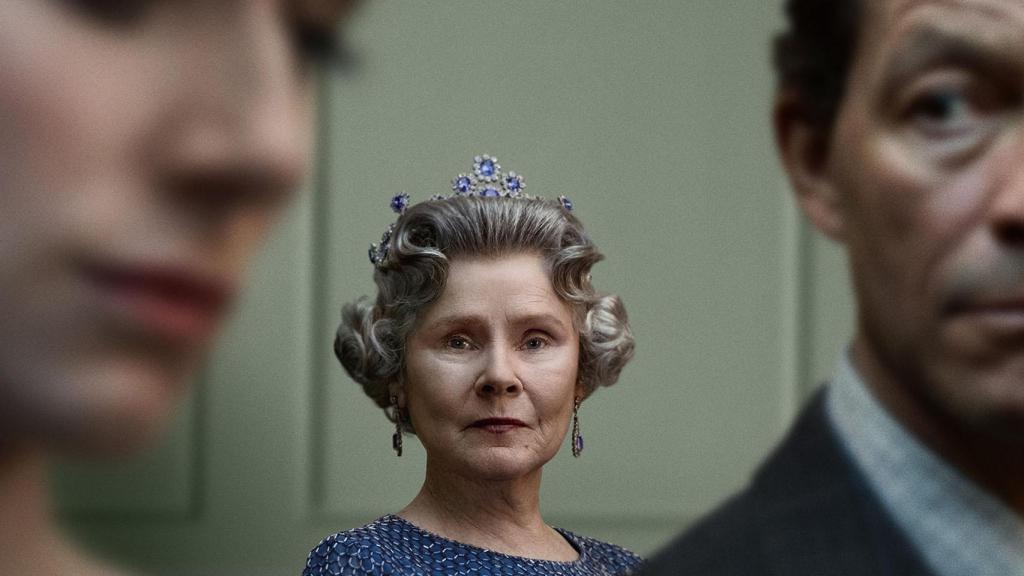 Elizabeth Debicki, Imelda Staunton y Dominic West en 'The Crown'.