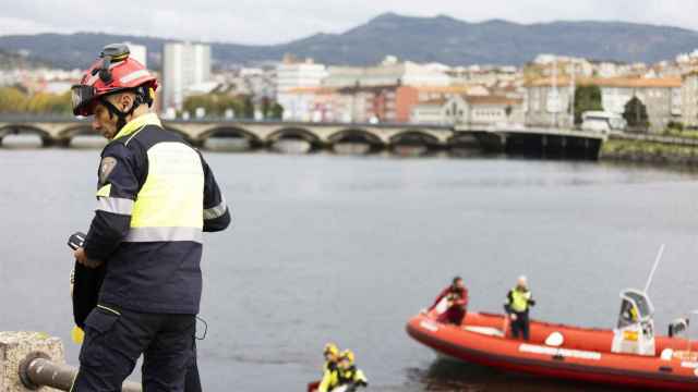 Un bombero en el dispositivo de búsqueda en Pontevedra, Galicia.