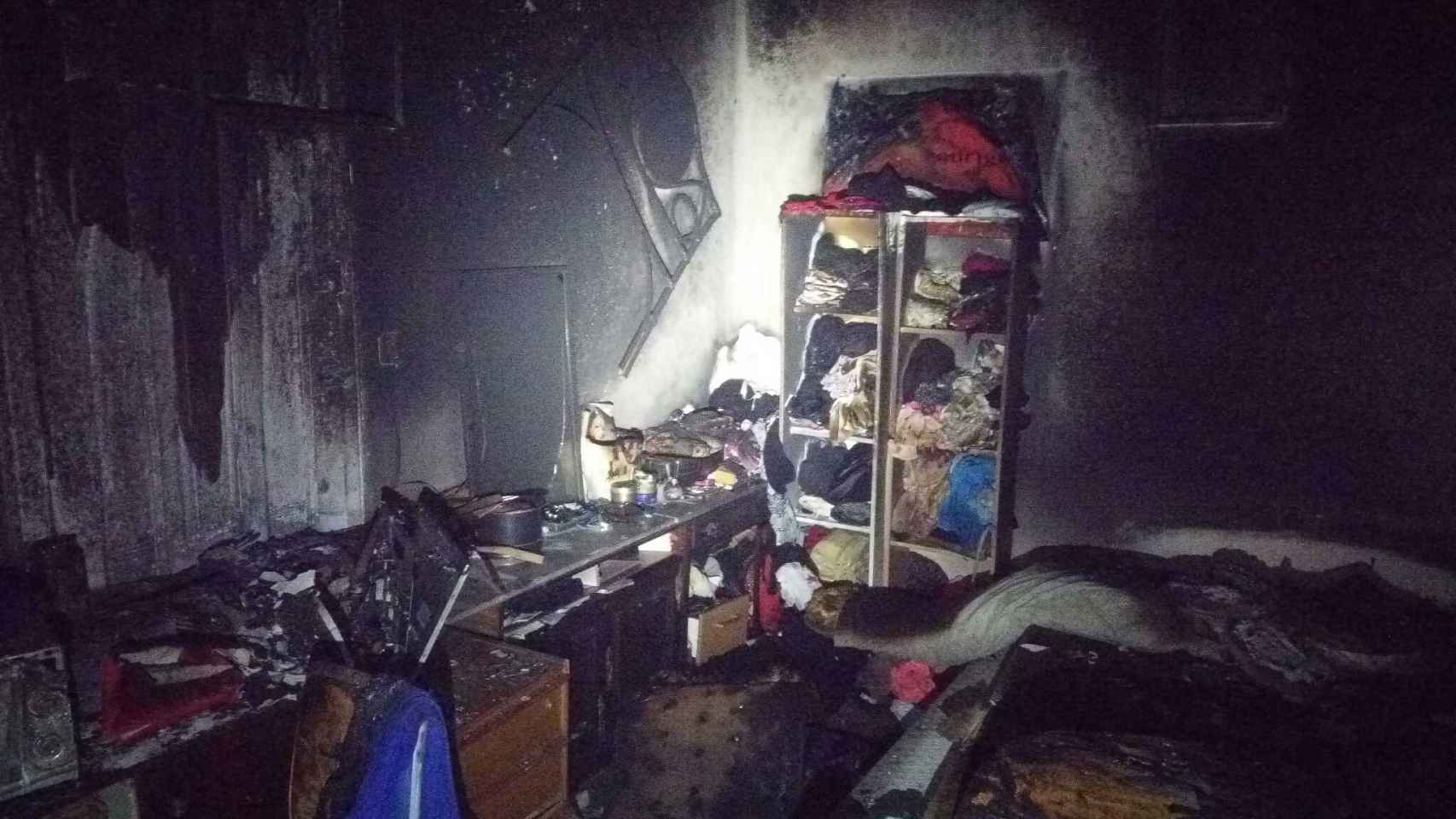 Así quedó una de las estancias de la vivienda tras el incendio.