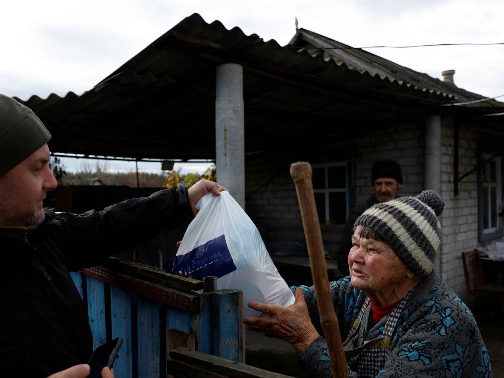 Una anciana recibe ayuda en Drobysheve,  en la región oriental del Donbás.