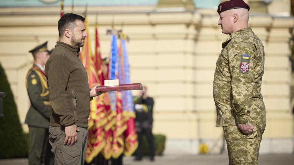 Zelensky frente a un mando militar ucraniano.