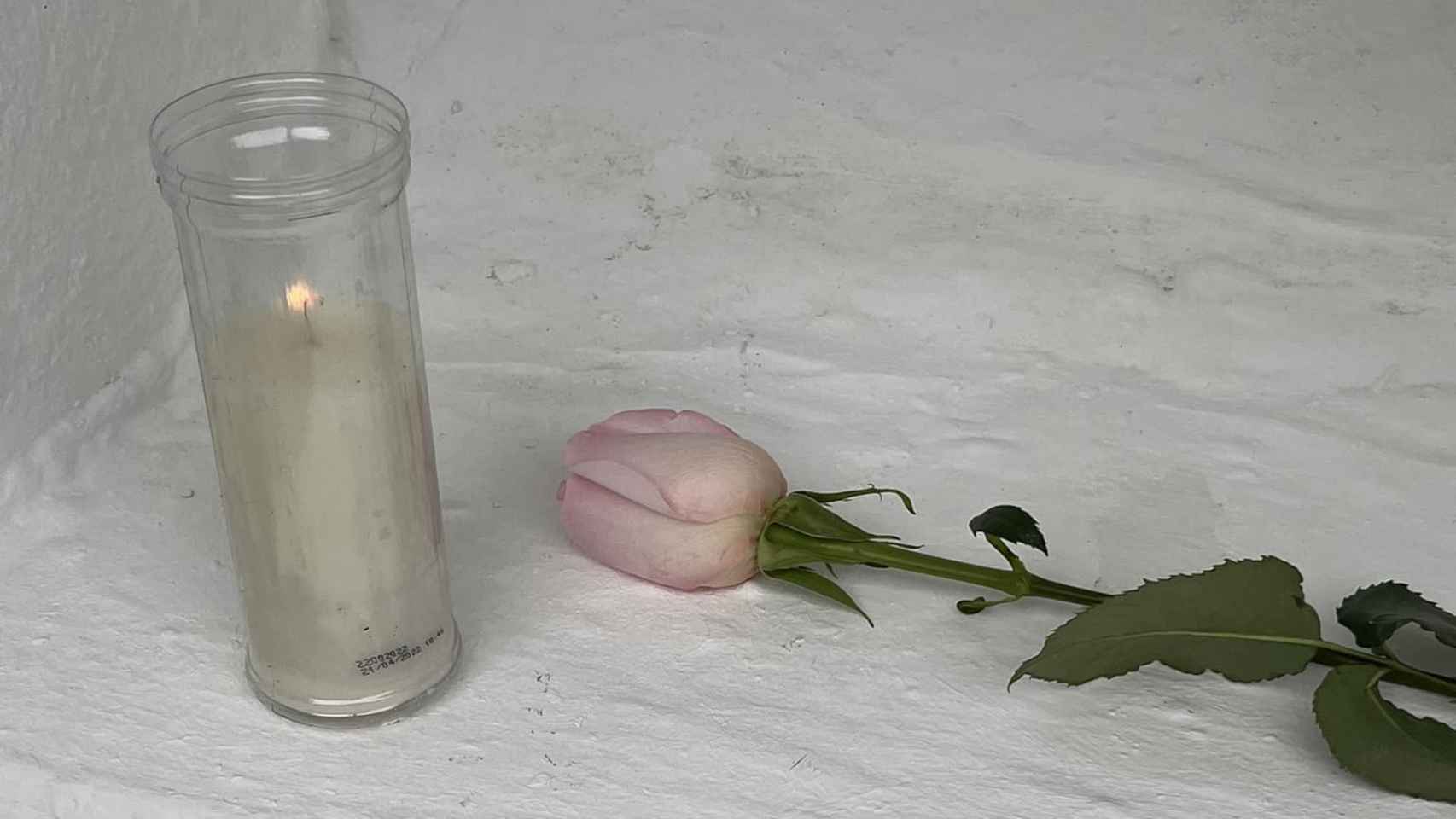 Una vela y una rosa en los nichos sin visita de Alhaurín de la Torre.