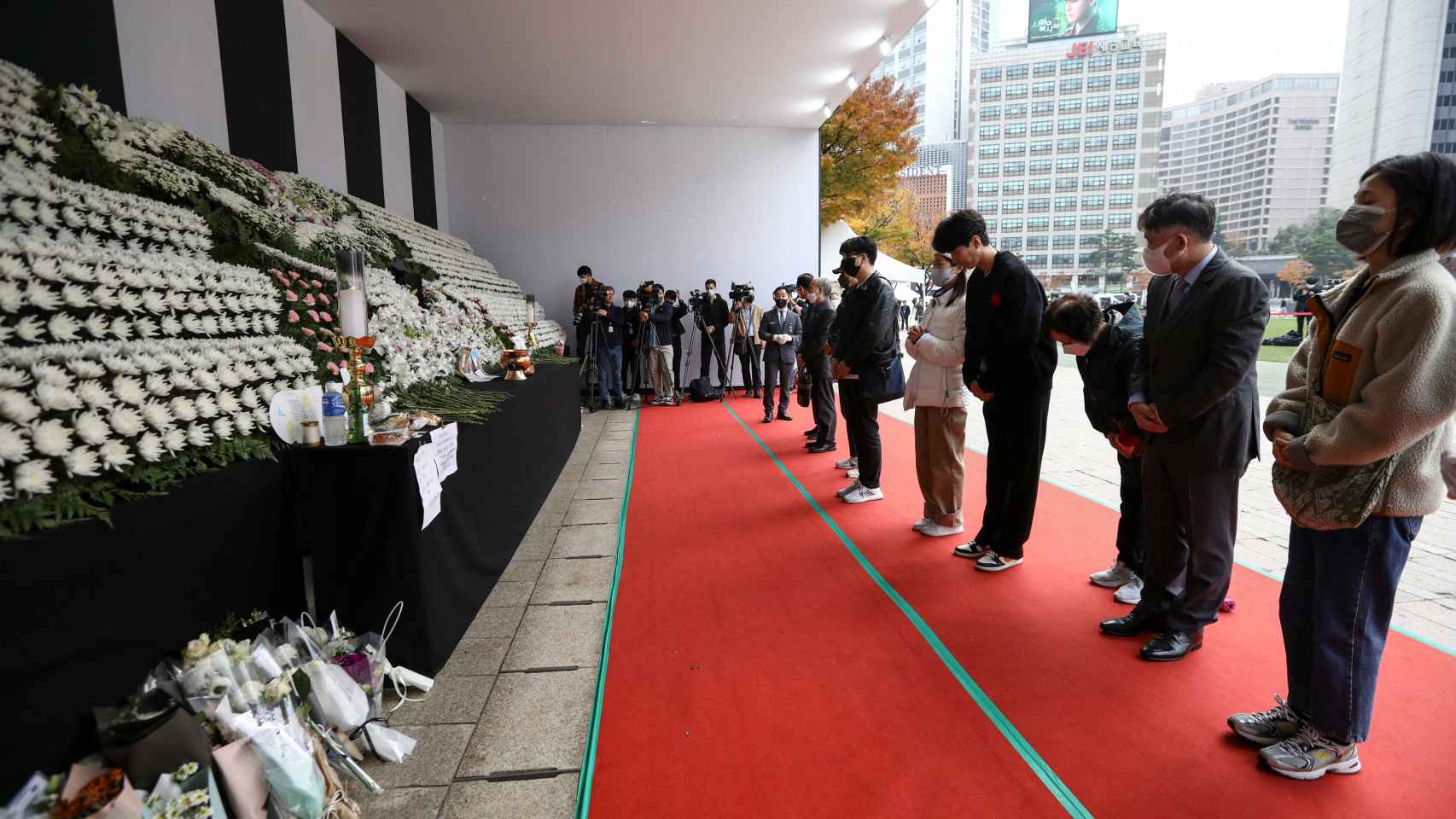 Funeral en Seúl por las 155 personas fallecidas el pasado sábado en el barrio de Itaewon.