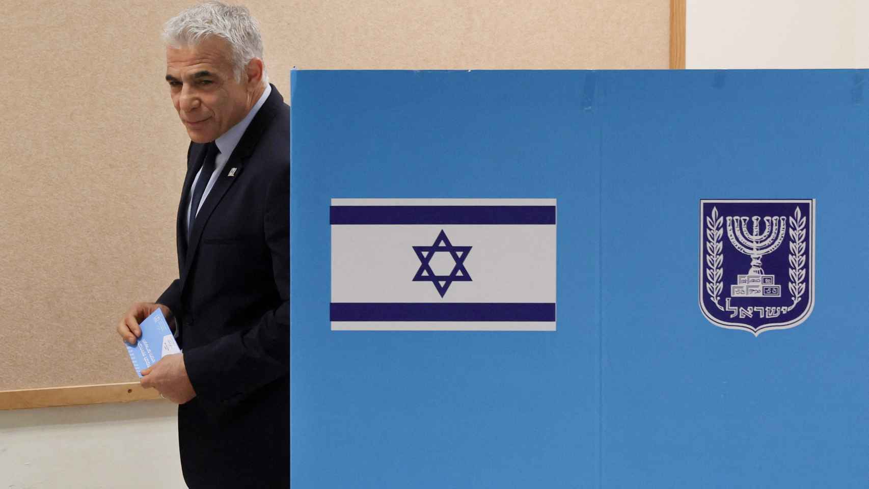 El actual primer ministro israelí, Yair Lapid , ejerce su derecho al voto.