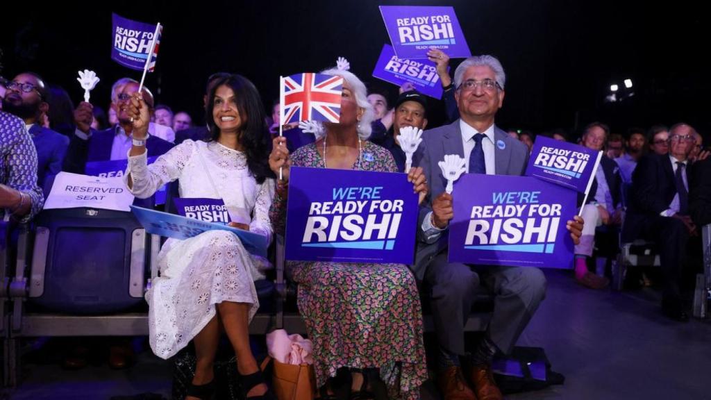 Murthy con un vestido de encaje blanco en un evento de campaña de Sunak.