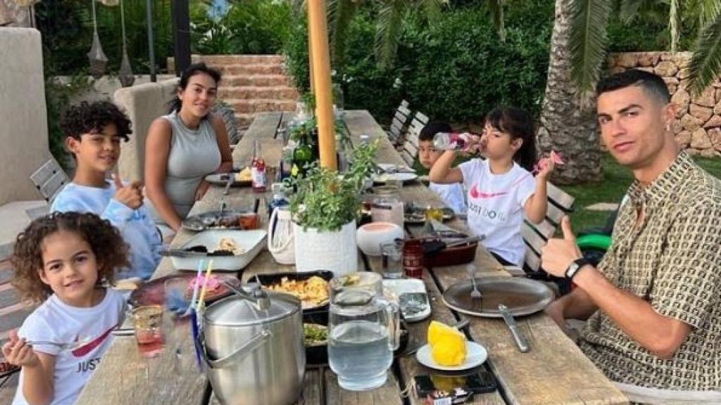 Cristiano Ronaldo y su familia en la mansión de Schaller.