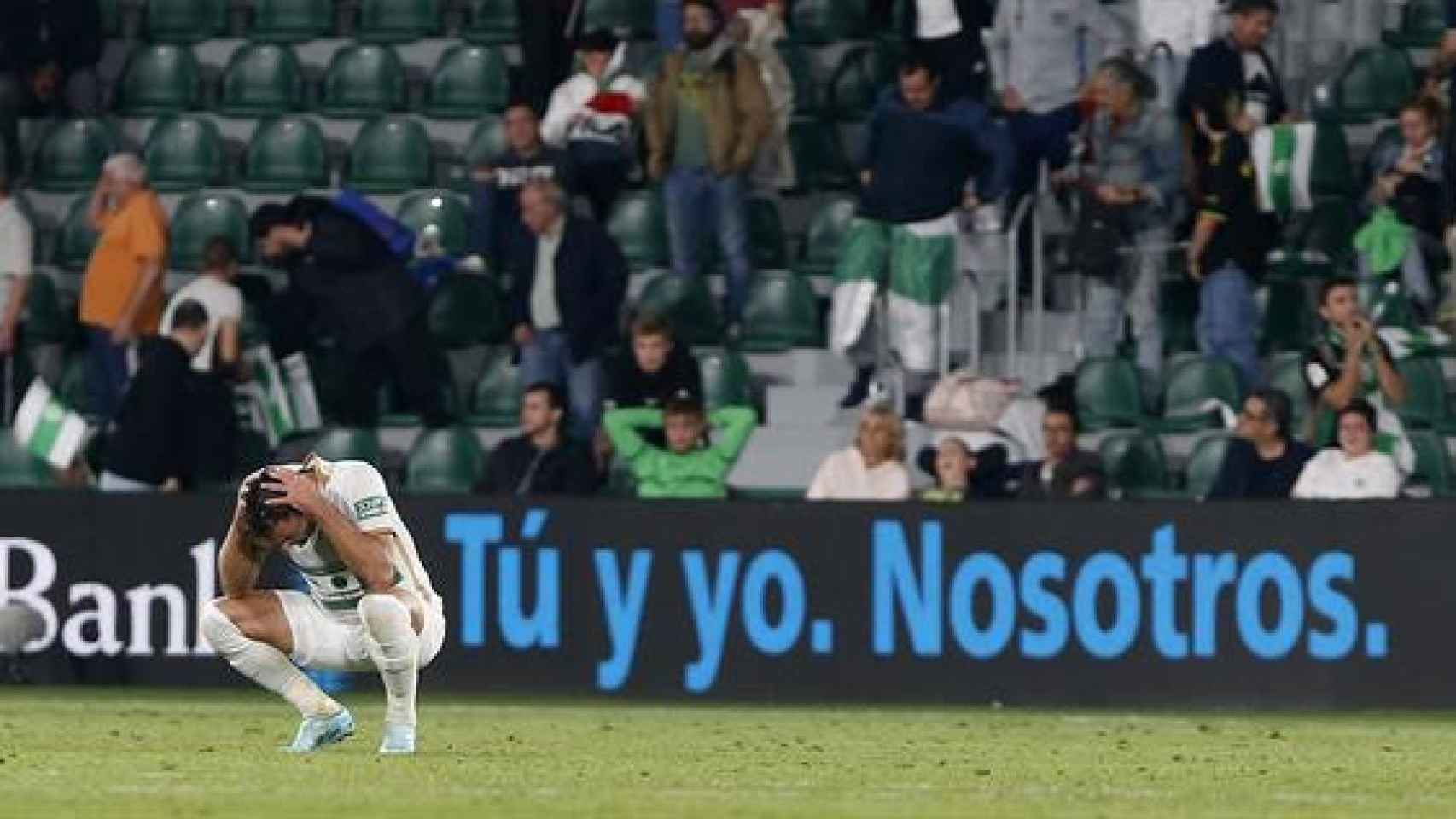El delantero argentino del Elche, Lucas Boyé, se lamenta tras el encuentro de la jornada 12 de Liga en Primera División que Elche CF y Getafe CF.