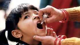 Niña recibiendo la vacuna oral de la poliomielitis.