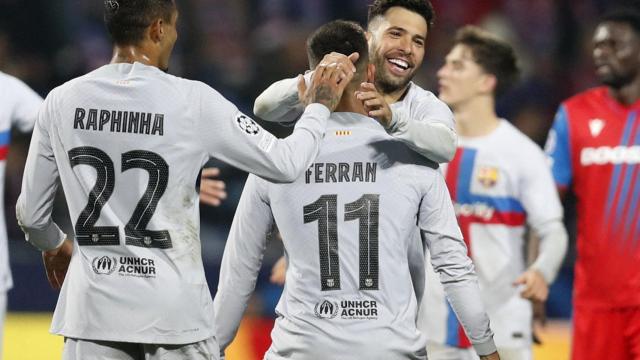 Ferran Torres y Jordi Alba celebran un gol ante el Viktoria Pilsen en Champions