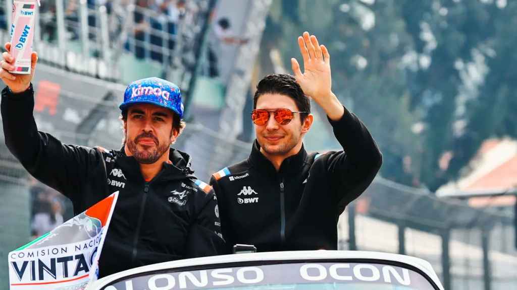 Fernando Alonso y Esteban Ocon, durante el GP de México