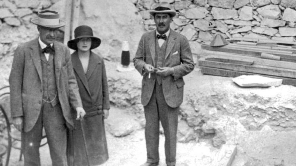 Howard Carter, lord Carnarvon y su hija, Lady Evelyn Herbert, en la tumba de Tutankamón