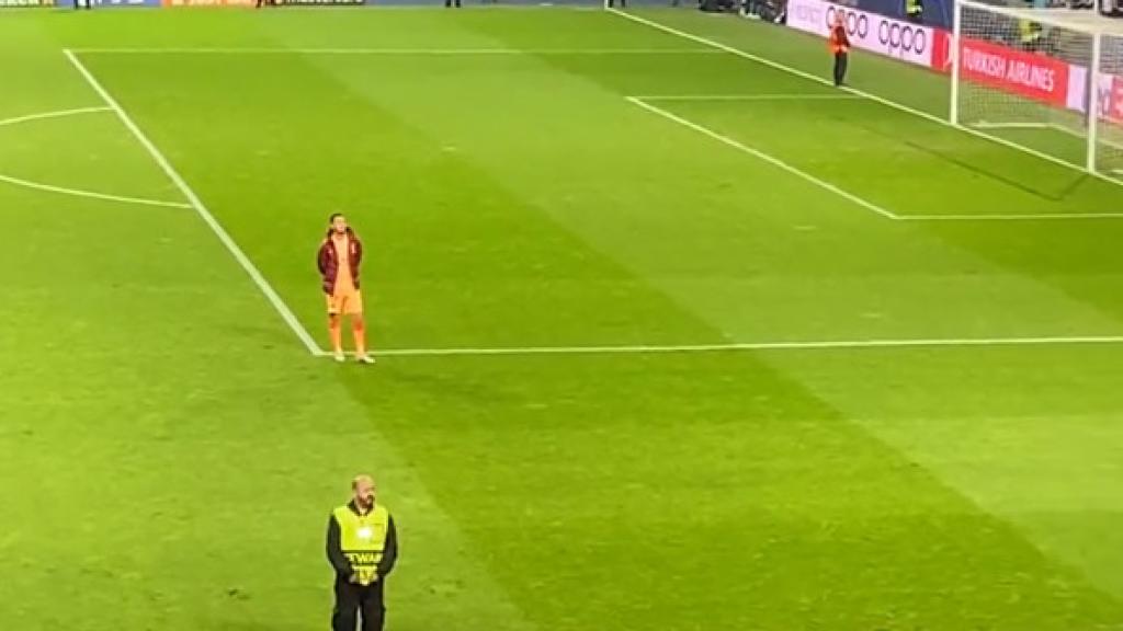 Saúl Ñíguez, dando la cara ante la afición del Atleti en Do Dragão