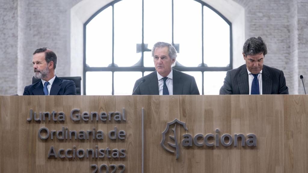 (I-D) El vicepresidente de Acciona, Juan Ignacio Entrecanales; el presidente de Acciona, José Manuel Entrecanales, y el secretario general de Acciona, Jorge Vega-Penichet, durante la segunda convocatoria de la Junta General Ordinaria de Accionistas 2022