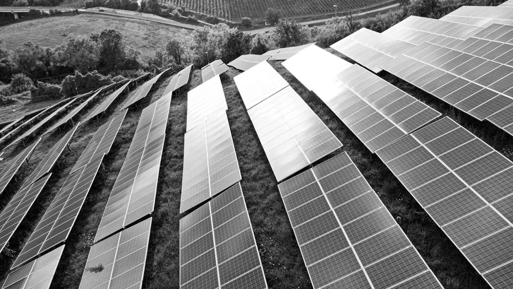 Campo de paneles solares en unas colinas.