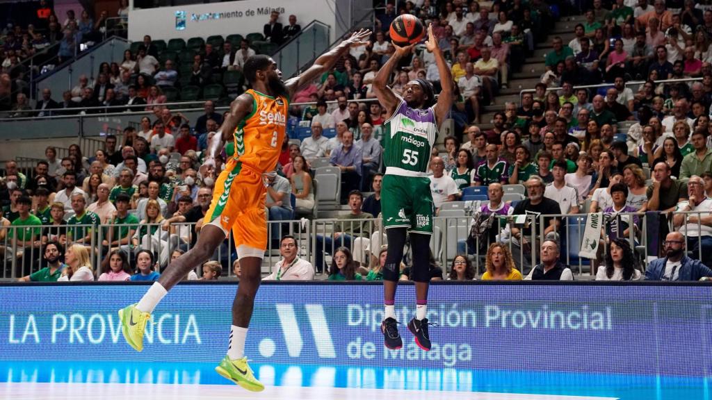 Kendric Perry lanza a canasta en un partido del Unicaja de Málaga en el Martín Carpena.