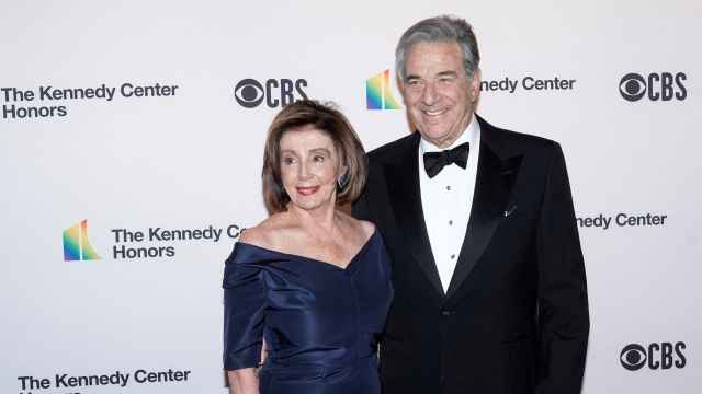 Nancy Pelosi, junto con su marido Paul Pelosi en una gala celebrada en diciembre de 2019