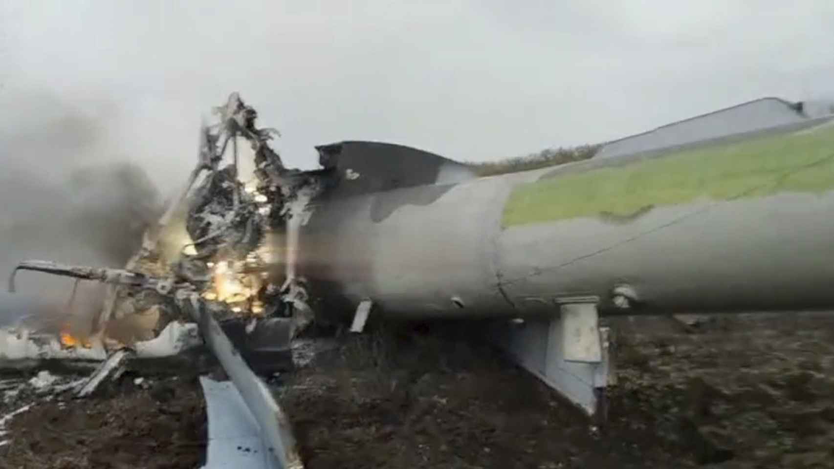 Un helicóptero ruso destruido por un misil ucraniano.