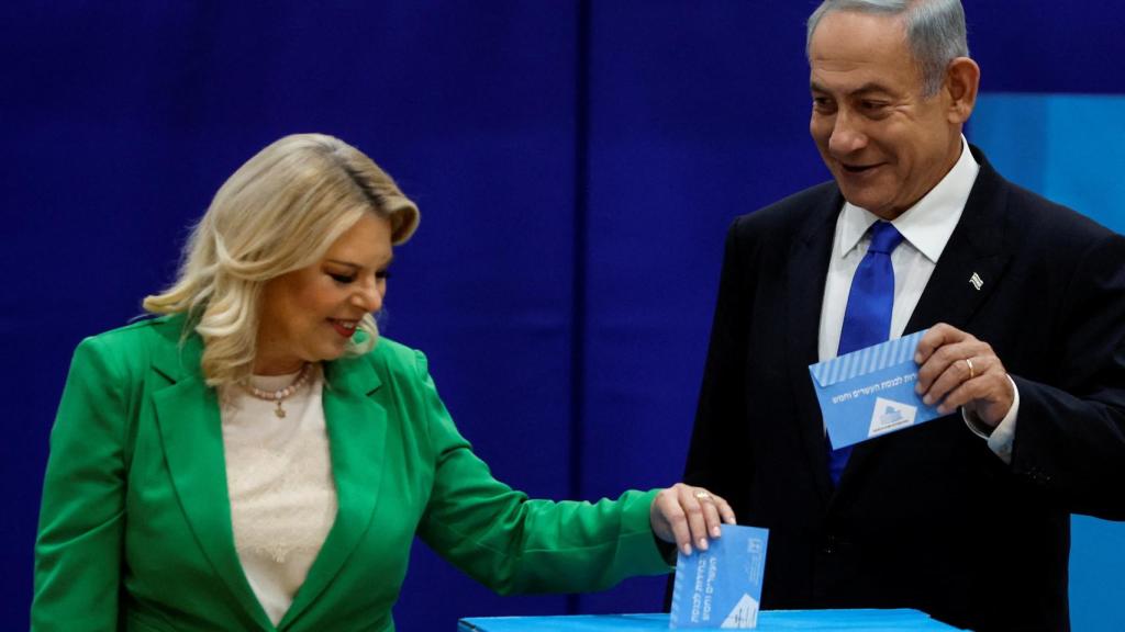 Netanyahu ejerce su derecho al voto junto a su mujer Sara en Jerusalén.