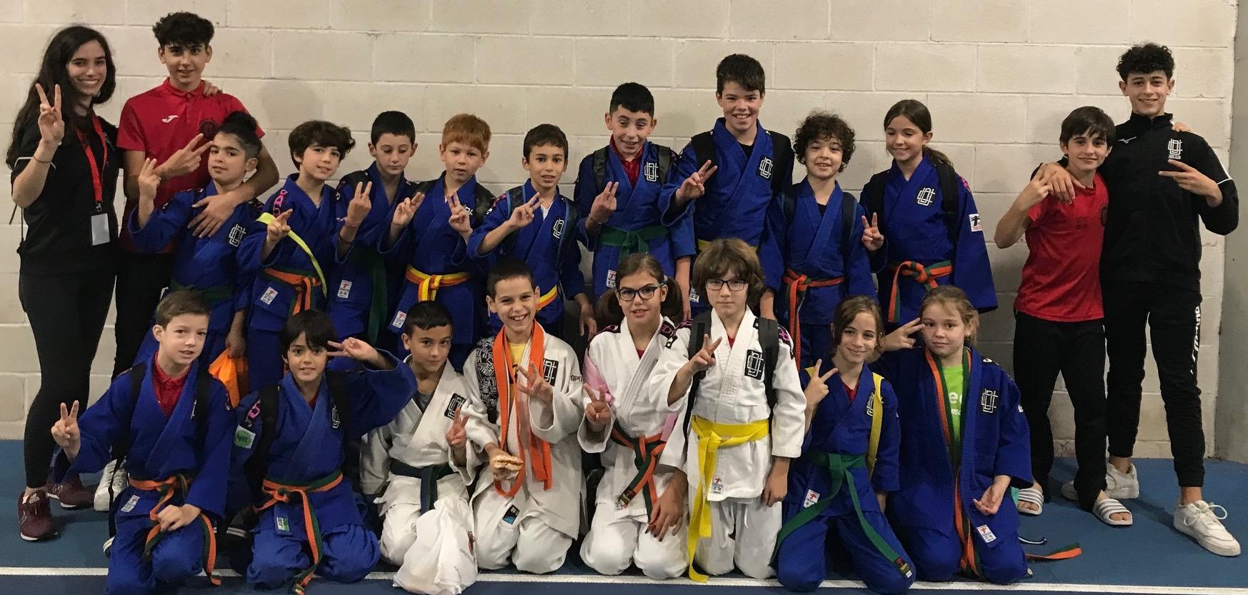 Equipos Sub 13 junto a la entrenadora Marta Sevilla y los ayudantes Luca Janiszewski, Alex Carral y Martin Alberto Barbeito (Judo Hércules).