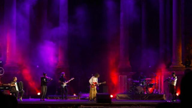 Robe en concierto en una foto de archivo.