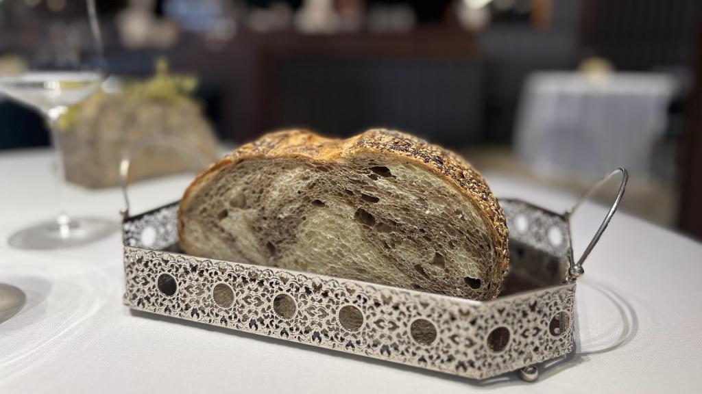 El pan es un pase más del menú en Ricard Camarena Restaurant