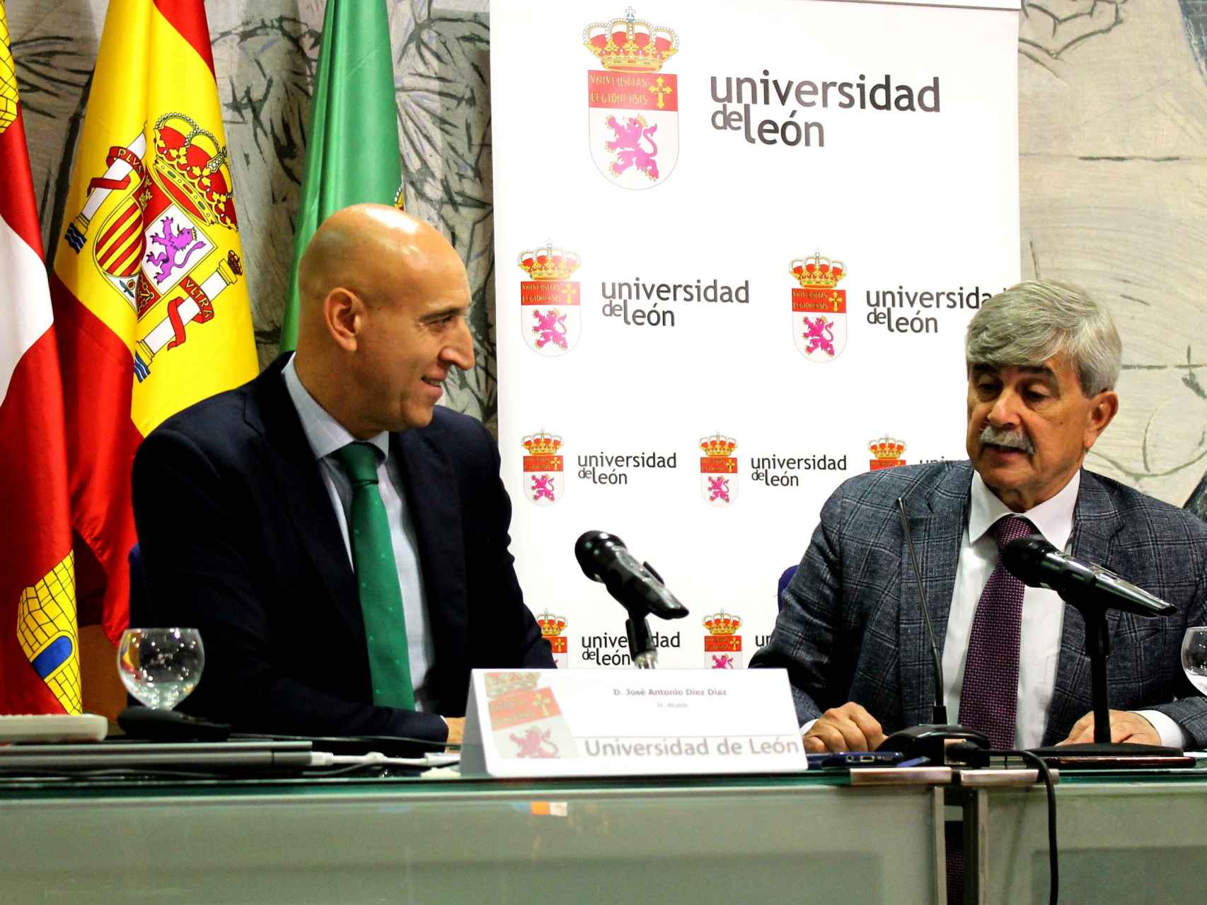 El alcalde de León, José Antonio Diez, y el rector de la ULE, Juan Francisco García, firman un convenio de colaboración, este miércoles.