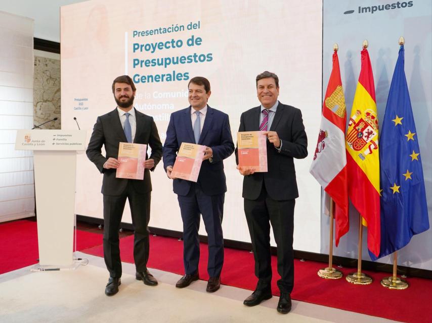 El vicepresidente de la Junta, Juan García-Gallardo, el presidente, Alfonso Fernández Mañueco, y el consejero de Economía, Carlos Fernández Carriedo, presentando los presupuestos el pasado jueves.