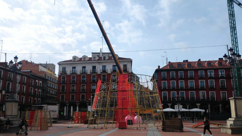 Montaje del árbol de Navidad de la Plaza Mayor de Valladolid