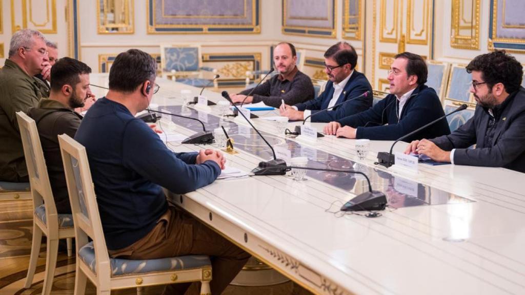 Imagen del encuentro entre la delegación española y el Gobierno de Volodímir Zelenski.