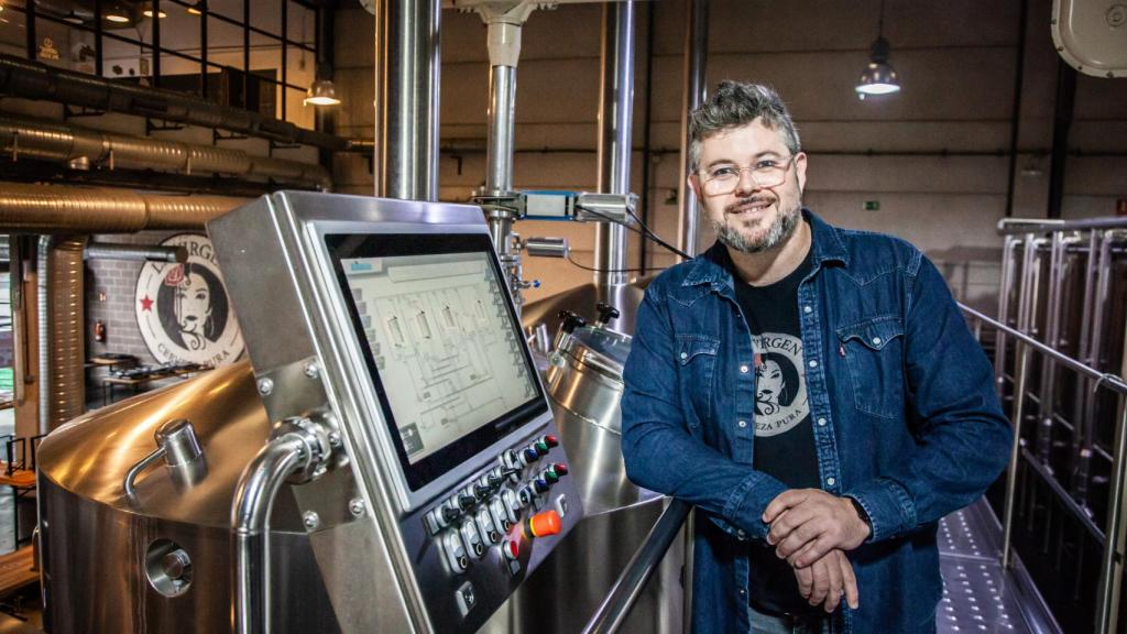 César Pascual, en la fabrica de la Virgen.