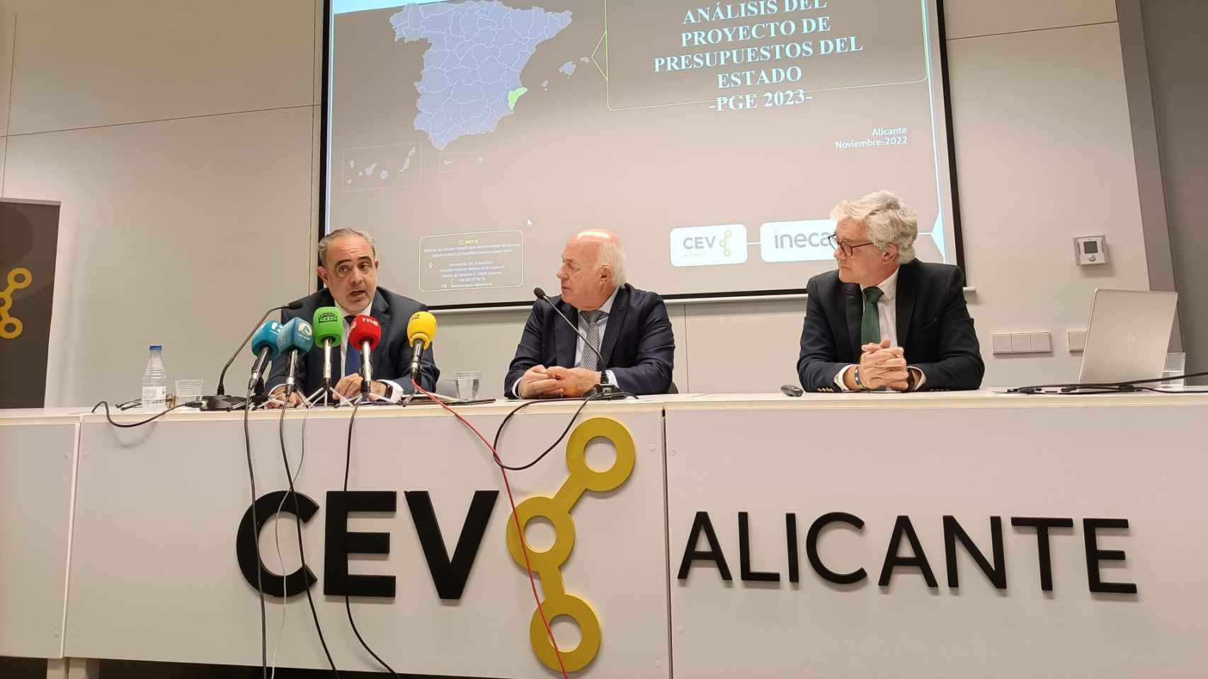 Nacho Amirola, Joaquín Pérez y Francisco Llopis, en la sede de CEV Alicante.