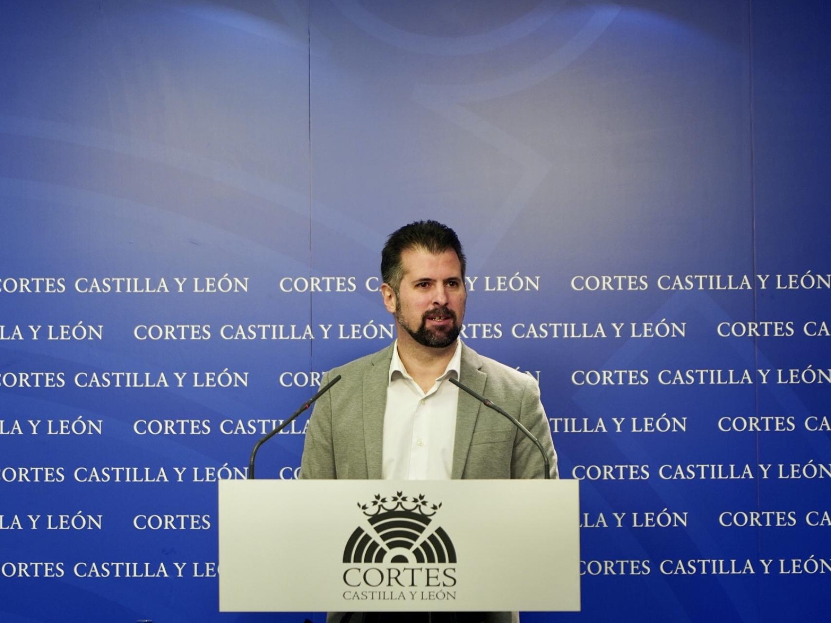 El dirigente socialista, Luis Tudanca, durante su rueda de prensa de este miércoles en las Cortes.