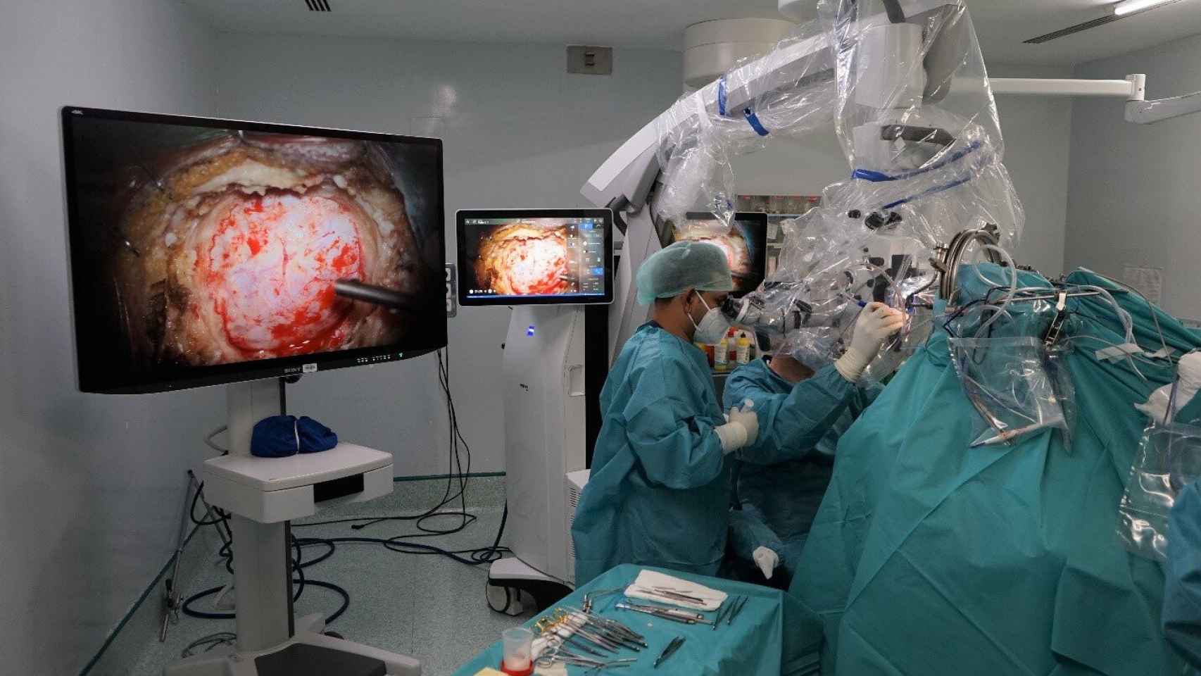Médicos del Hospital La Luz de Madrid utilizando el microscopio robotizado Zeiss Kinevo 900.