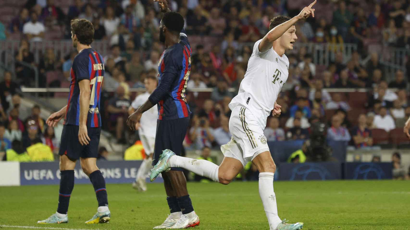 Pavard celebra un gol esta temporada en el Camp Nou