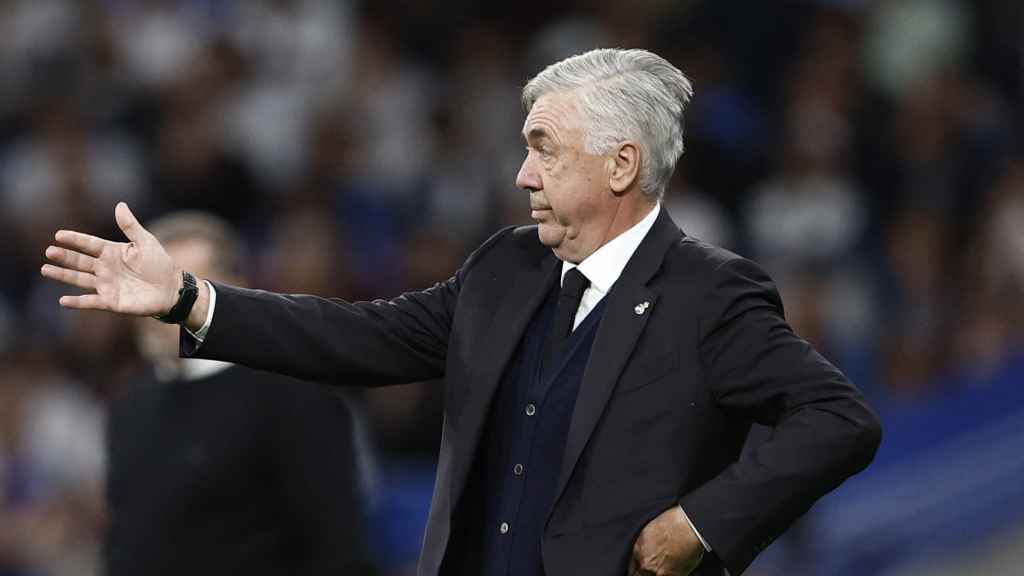 Ancelotti da instrucciones a los jugadores del Real Madrid.