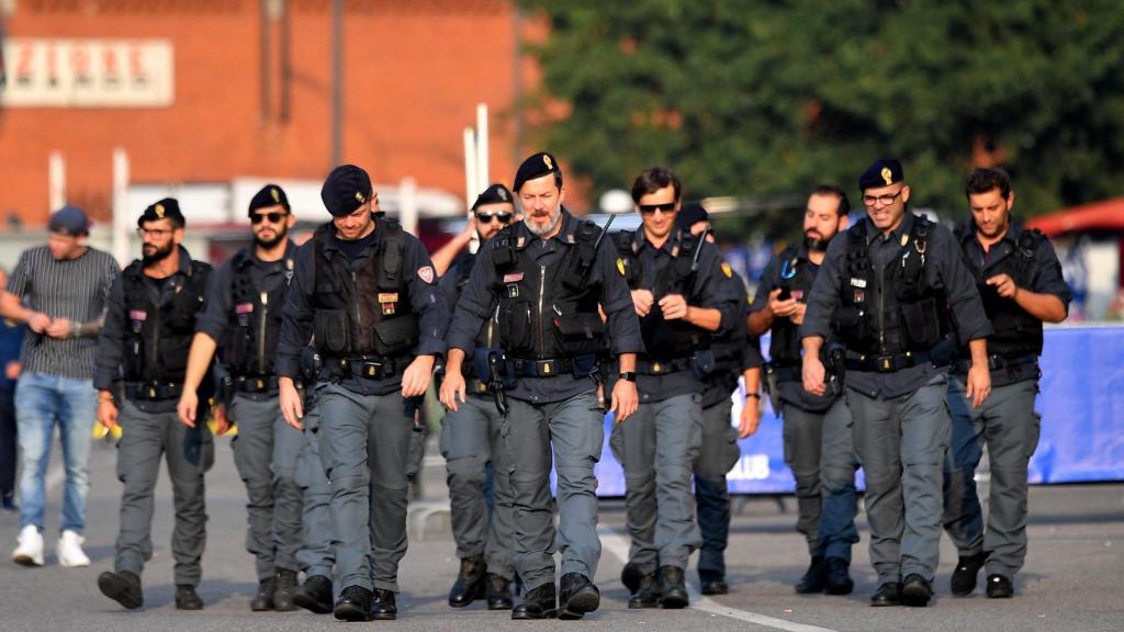 Un cuerpo de seguridad camino el Guiseppe Meazza