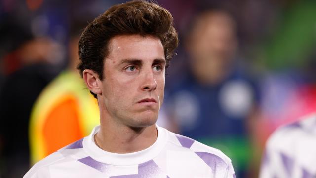 Álvaro Odriozola calienta antes de un partido con el Real Madrid