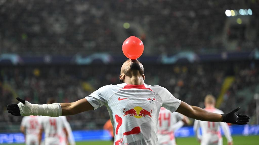 Nkunku celebra su gol con un globo.